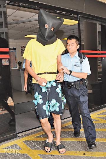 涉嫌打死常向家人索錢弟弟的男子身高約6呎,送院檢驗後被警員蒙頭帶署扣查。(衛永康攝)向母親索取百元的士費不遂男子疑遭哥哥毆斃,其遺體由仵工舁送殮房。(林婉斐攝)觀塘和樂邨兇案單位內雜物不少,事後十分凌亂。(林婉斐攝) 涉嫌打死常向家人索錢弟弟的男子身高約6呎,送院檢驗後被警員蒙頭帶署扣查。(衛永康攝)向母親索取百元的士費不遂男子疑遭哥哥毆斃,其遺體由仵工舁送殮房。(林婉斐攝)觀塘和樂邨兇案單位內雜物不少,事後十分凌亂。(林婉斐攝)