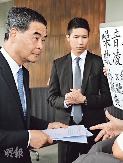 特首梁振英(左)昨日出席行政會議前表明,會努力促成中央官員與立法會議員溝通,未來5周會抓緊時間。他出席行會前在門外接收請願信。(劉焌陶攝) 特首梁振英(左)昨日出席行政會議前表明,會努力促成中央官員與立法會議員溝通,未來5周會抓緊時間。他出席行會前在門外接收請願信。(劉焌陶攝)