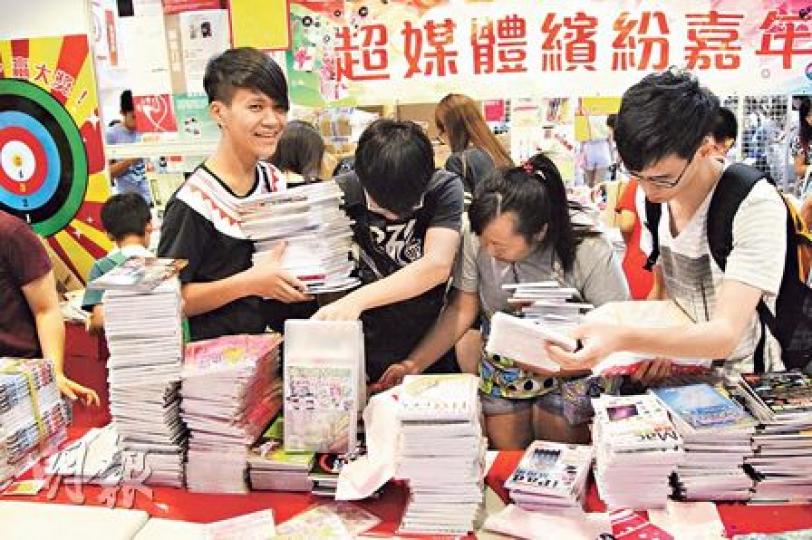 部分參展商趁書展尾聲劈價清貨,圖中的超媒體出版將原來的「100元一袋」,加碼至「100元任掃」,只要客人雙手拿得動,即可以100元掃走場內的書籍、精品、日用品,吸引大批年輕人搶購。(林俊源攝) 部分參展商趁書展尾聲劈價清貨,圖中的超媒體出版將原來的「100元一袋」,加碼至「100元任掃」,只要客人雙手拿得動,即可以100元掃走場內的書籍、精品、日用品,吸引大批年輕人搶購。(林俊源攝)