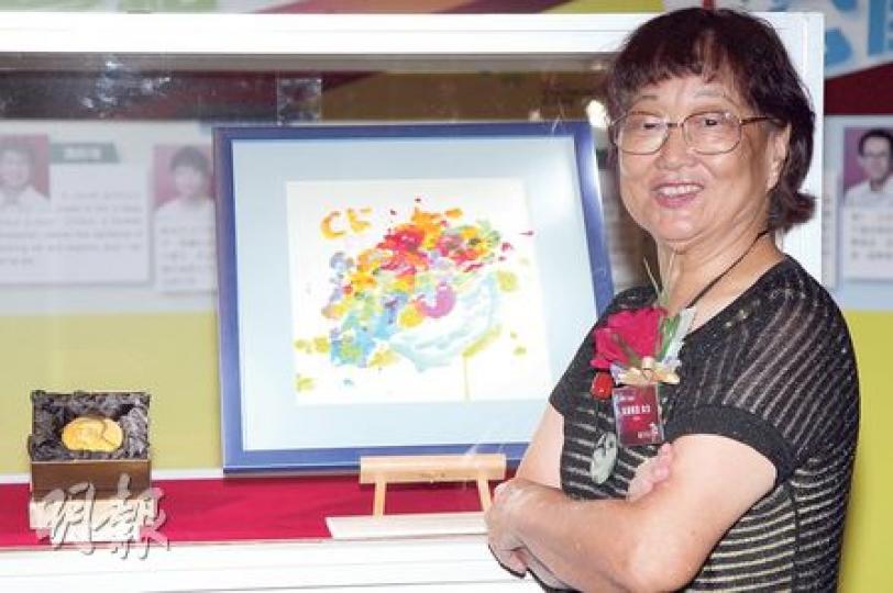 高錕太太黃美芸昨帶同高錕的畫作《啟示》(後)於大眾書局「超級書迷」頒獎禮活動內展出,她笑言,高錕患腦退化症後手不靈活、沒耐性,幸學畫後變得較容易專注,人也變得更開心活潑。(林俊源攝) 高錕太太黃美芸昨帶同高錕的畫作《啟示》(後)於大眾書局「超級書迷」頒獎禮活動內展出,她笑言,高錕患腦退化症後手不靈活、沒耐性,幸學畫後變得較容易專注,人也變得更開心活潑。(林俊源攝)