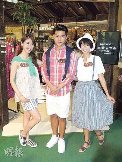羅天宇與蔡思貝(右)、鄧佩儀(左)合照時表現拘謹。(攝影/記者:楊安莉) 羅天宇與蔡思貝(右)、鄧佩儀(左)合照時表現拘謹。(攝影/記者:楊安莉)