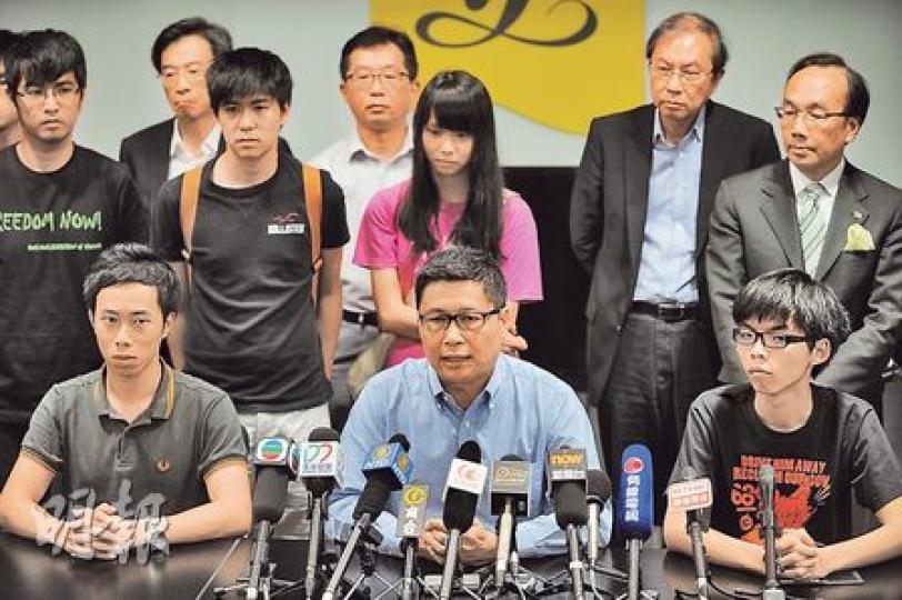 民陣召集人楊政賢(前排左起)、佔中發起人陳健民(前排中)、學民思潮召集人黃之鋒(前排右),公民黨黨魁梁家傑(中排右一)、真普聯召集人鄭宇碩(後排右一)等昨日齊集立法會開會,商討如何應對全國人大常委會8月會就政改諮詢作決定,表示會由各組織分階段進行非暴力抗爭或不合作運動。(葉家豪攝)經民聯昨率領約100人中午到中環反佔中的街站簽名,表達反佔中立場,圖右起為旅遊業議會主席胡兆英,經民聯立法會議員林健鋒、石禮謙,旅發局主席林建岳,立法會議員梁君彥及張華峰。(李紹昌攝) 民陣召集人楊政賢(前排左起)、佔中發起人陳健民(前排中)、學民思潮召集人黃之鋒(前排右),公民黨黨魁梁家傑(中排右一)、真普聯召集人鄭宇碩(後排右一)等昨日齊集立法會開會,商討如何應對全國人大常委會8月會就政改諮詢作決定,表示會由各組織分階段進行非暴力抗爭或不合作運動。(葉家豪攝)經民聯昨率領約100人中午到中環反佔中的街站簽名,表達反佔中立場,圖右起為旅遊業議會主席胡兆英,經民聯立法會議員林健鋒、石禮謙,旅發局主席林建岳,立法會議員梁君彥及張華峰。(李紹昌攝)