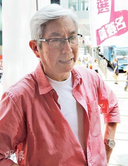 程介南做咗保普選反佔中大聯盟公關,佢話連日嚟去簽名支持嘅人無減少。(李紹昌攝) 程介南做咗保普選反佔中大聯盟公關,佢話連日嚟去簽名支持嘅人無減少。(李紹昌攝)