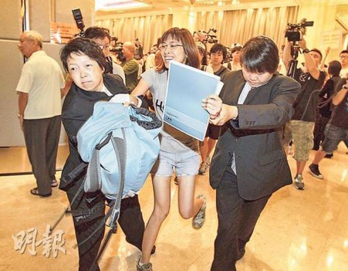 「領匯監察」主席蘇樂怡(灰衣短褲)被兩名保安意圖拉進電梯。蘇樂怡事後稱雙手被抓傷,並批評過去未試過遭到保安拖走。(李澤彤攝)領匯昨日舉行股東會期間,有以股東代表身分出席的示威者被保安強行拖離場,示威者指是9年以來最暴力的一次。圖為其中一名示威的股東代表,被保安拖得差點墮地。(陳子凌攝) 「領匯監察」主席蘇樂怡(灰衣短褲)被兩名保安意圖拉進電梯。蘇樂怡事後稱雙手被抓傷,並批評過去未試過遭到保安拖走。(李澤彤攝)領匯昨日舉行股東會期間,有以股東代表身分出席的示威者被保安強行拖離場,示威者指是9年以來最暴力的一次。圖為其中一名示威的股東代表,被保安拖得差點墮地。(陳子凌攝)