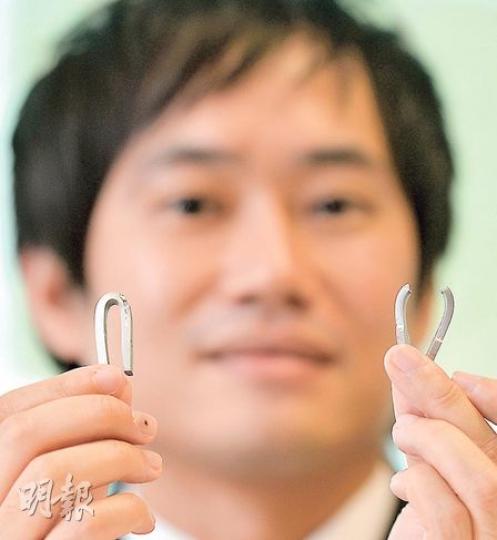 科技大學土木工程及環境學系教授陳銳斌(圖)手持最新研發的「複合鋁」,指這物料可廣泛用於建材,並帶來節能效果。(鄧宗弘攝) 科技大學土木工程及環境學系教授陳銳斌(圖)手持最新研發的「複合鋁」,指這物料可廣泛用於建材,並帶來節能效果。(鄧宗弘攝)