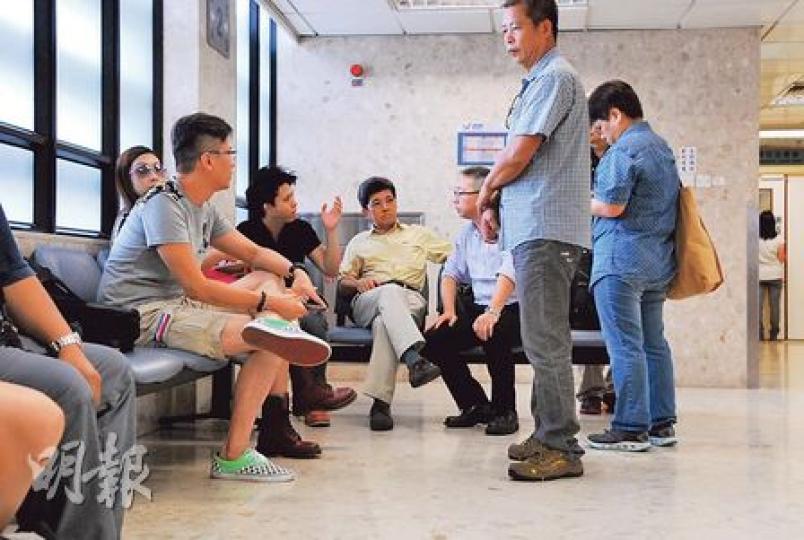 傷者李錫明的子女(左二及左三)昨日在醫院守候,工業傷亡權益會總幹事陳錦康(左四)到醫院了解家屬所需。(鍾炳然攝) 傷者李錫明的子女(左二及左三)昨日在醫院守候,工業傷亡權益會總幹事陳錦康(左四)到醫院了解家屬所需。(鍾炳然攝)