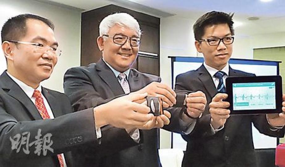 港大醫學院從美國引入12部流動心臟監測器,使用者只需要把雙手各3隻手指放在監測器的金屬板上,30秒後便可顯示完整心電圖,讓醫生及早發現患心房顫動的病人。(胡景禧攝) 港大醫學院從美國引入12部流動心臟監測器,使用者只需要把雙手各3隻手指放在監測器的金屬板上,30秒後便可顯示完整心電圖,讓醫生及早發現患心房顫動的病人。(胡景禧攝)