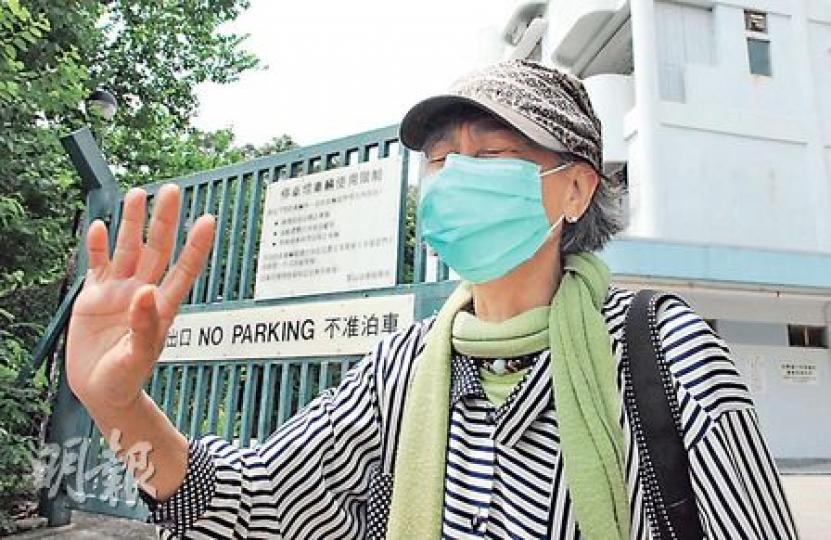 和樂邨謀殺案中的七旬母親,一夜間幼子被打死,長子涉嫌謀殺被捕。她昨晨認屍時神情哀傷,稱不欲多提。(鍾炳然攝) 和樂邨謀殺案中的七旬母親,一夜間幼子被打死,長子涉嫌謀殺被捕。她昨晨認屍時神情哀傷,稱不欲多提。(鍾炳然攝)
