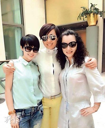 馬賽去年11月與汪子琦(中)、富婆Laura(右)鬧出同性三角關係,令馬賽形象受損。(微博圖片)曾醒明表示無綫覺得馬賽事件嚴重,十分正視。(攝影﹕娛樂組) 馬賽去年11月與汪子琦(中)、富婆Laura(右)鬧出同性三角關係,令馬賽形象受損。(微博圖片)曾醒明表示無綫覺得馬賽事件嚴重,十分正視。(攝影﹕娛樂組)