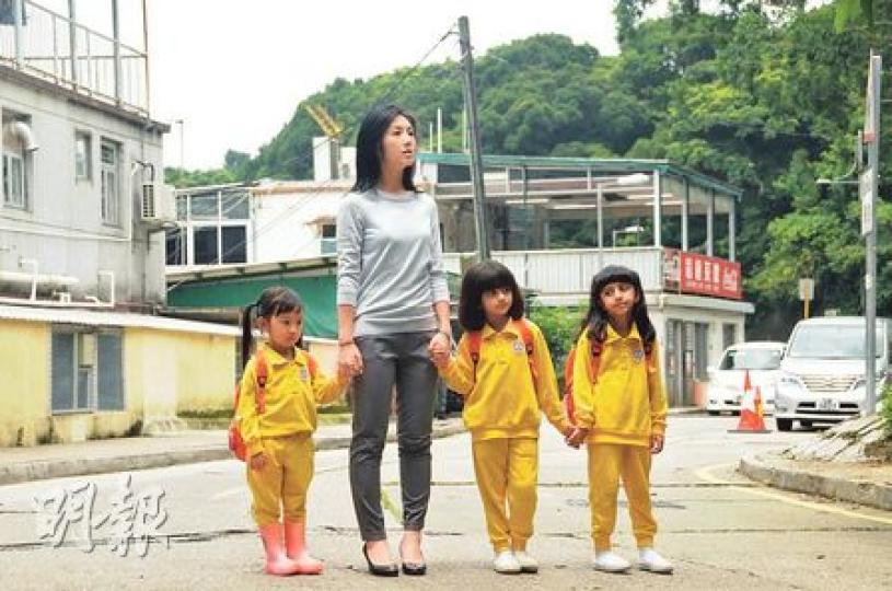 楊千嬅飾演的呂校長,即使僅餘3名學生,都要攜手教學下去,包括珠女(左一)Jennie(右二)及Kitty(右一)。(攝影﹕孫華中)昨日氣溫高達攝氏34度,鏡頭外的千嬅拿着小風扇吹涼。(攝影﹕孫華中)戲中小演員珠女5歲生日,她的爸媽,千嬅及監製陳木勝(右上)送上蛋糕為壽星女慶祝。(攝影﹕孫華中)戲中5個小女孩只得5、6歲大,活潑又可愛。(攝影﹕孫華中)千嬅未埋位時貪玩騎單車,在拍攝現場繞了一圈。(攝影﹕孫華中) 楊千嬅飾演的呂校長,即使僅餘3名學生,都要攜手教學下去,包括珠女(左一)Jennie(右二)及Kitty(右一)。(攝影﹕孫華中)昨日氣溫高達攝氏34度,鏡頭外的千嬅拿着小風扇吹涼。(攝影﹕孫華中)戲中小演員珠女5歲生日,她的爸媽,千嬅及監製陳木勝(右上)送上蛋糕為壽星女慶祝。(攝影﹕孫華中)戲中5個小女孩只得5、6歲大,活潑又可愛。(攝影﹕孫華中)千嬅未埋位時貪玩騎單車,在拍攝現場繞了一圈。(攝影﹕孫華中)