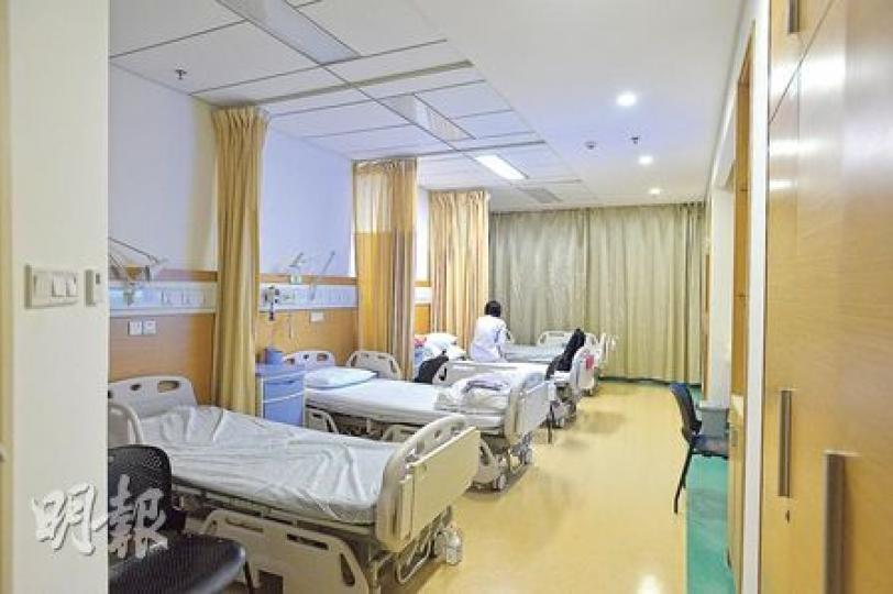 港大原來已為「港大深圳醫院」墊支了近2億元,醫院至今未能償還該筆款項;住院的周小姐(圖)接受有關乳腺手術,她入住的四人房並無其他病人,每日住院費約170元人民幣,手術和醫生費另計,她估計出院帳單約數千元,收費可以接受。(鄧宗弘攝)記者昨傍晚到達位於深圳福田區的港大深圳醫院,急症室只有10多人輪候,有當地居民指醫院口碑好,故帶患感冒的1歲兒子輪候急症,收費約300元人民幣。(鄧宗弘攝) 港大原來已為「港大深圳醫院」墊支了近2億元,醫院至今未能償還該筆款項;住院的周小姐(圖)接受有關乳腺手術,她入住的四人房並無其他病人,每日住院費約170元人民幣,手術和醫生費另計,她估計出院帳單約數千元,收費可以接受。(鄧宗弘攝)記者昨傍晚到達位於深圳福田區的港大深圳醫院,急症室只有10多人輪候,有當地居民指醫院口碑好,故帶患感冒的1歲兒子輪候急症,收費約300元人民幣。(鄧宗弘攝)