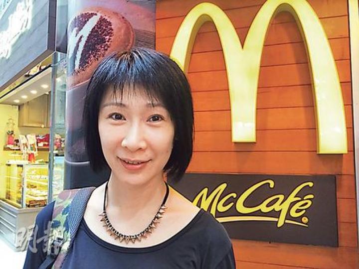 麥當勞食客王小姐﹕「今日好彩只是買了咖啡,知道他們曾使用內地問題食材(公司),覺得好震驚,以為香港公司只會用本地及外國進口受品質監管的食材。今次事件發生後,我不會再食麥當勞食品。」(陳顥之攝)學生楊小姐(中):「沒食過有問題的食品,不過覺得麥當勞有企業責任,不可以講大話欺騙消費者。經過今次事件後,自己都會少食麥當勞,但是有問題食品其實隨處可見,防不勝防。」(陳顥之攝)麥當勞食客潘先生﹕「麥當勞曾經表明無採用上海福喜食品,但其後又說有,根本講大話。食物問題處處都有,不會受今次事件影響,將繼續光顧麥 麥當勞食客王小姐﹕「今日好彩只是買了咖啡,知道他們曾使用內地問題食材(公司),覺得好震驚,以為香港公司只會用本地及外國進口受品質監管的食材。今次事件發生後,我不會再食麥當勞食品。」(陳顥之攝)學生楊小姐(中):「沒食過有問題的食品,不過覺得麥當勞有企業責任,不可以講大話欺騙消費者。經過今次事件後,自己都會少食麥當勞,但是有問題食品其實隨處可見,防不勝防。」(陳顥之攝)麥當勞食客潘先生﹕「麥當勞曾經表明無採用上海福喜食品,但其後又說有,根本講大話。食物問題處處都有,不會受今次事件影響,將繼續光顧麥