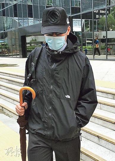 反黑組警長黃慶義(圖)被控意圖妨礙司法公正,昨於區院受審,他離開法庭時身穿黑衣黑褲黑帽,並戴上口罩。(黃建邦攝) 反黑組警長黃慶義(圖)被控意圖妨礙司法公正,昨於區院受審,他離開法庭時身穿黑衣黑褲黑帽,並戴上口罩。(黃建邦攝)
