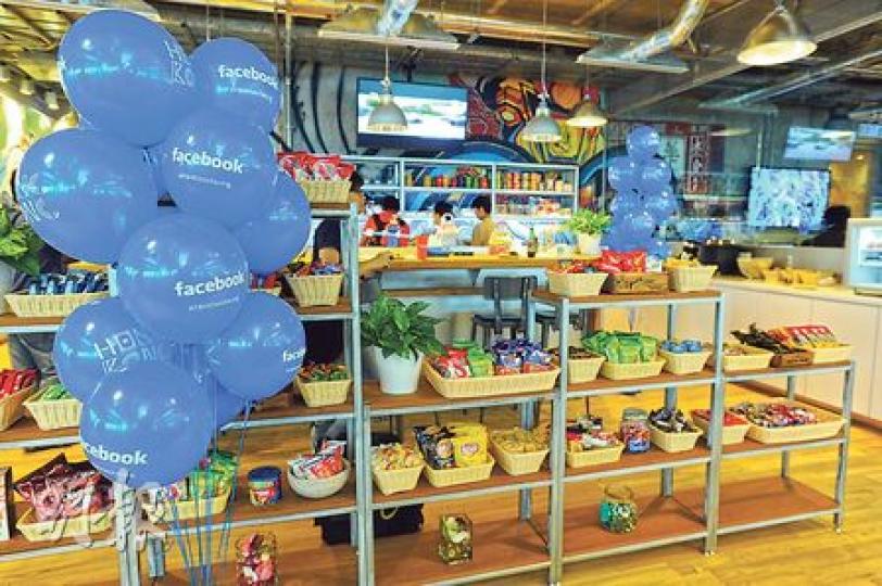 facebook在港新辦公室貫徹強調的創意形象,(圖2)可見,設計融合了本地元素,既有中國舞獅用的獅頭作擺設,部分牆柱印上「九龍皇帝」曾灶財的墨寶,辦公室四周還掛上不少港式俗語,例如「大茶飯」、「掂過碌蔗」等。此外,寫字樓亦有室內跑步機、乒乓球桌,還有迷你酒吧、圖書館及育嬰室,以及一個開放式廚房供簡單煮食(圖),員工可免費享用零食、雪糕、汽水甚至多款啤酒。(胡景禧攝) facebook在港新辦公室貫徹強調的創意形象,(圖2)可見,設計融合了本地元素,既有中國舞獅用的獅頭作擺設,部分牆柱印上「九龍皇帝」曾灶財的墨寶,辦公室四周還掛上不少港式俗語,例如「大茶飯」、「掂過碌蔗」等。此外,寫字樓亦有室內跑步機、乒乓球桌,還有迷你酒吧、圖書館及育嬰室,以及一個開放式廚房供簡單煮食(圖),員工可免費享用零食、雪糕、汽水甚至多款啤酒。(胡景禧攝)
