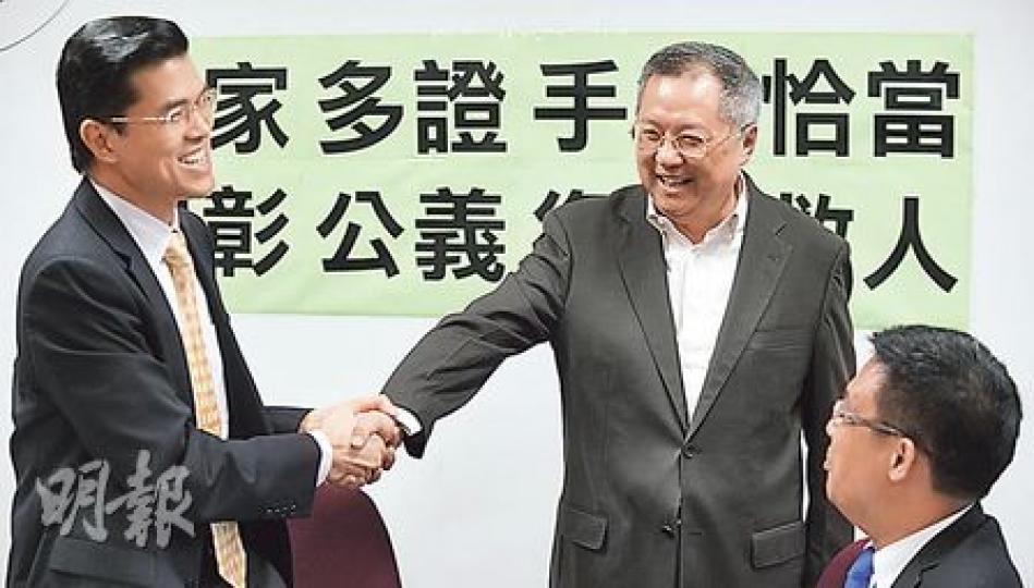 立法會議員張宇人(右)指自己是中文大學心臟科教授余卓文(左)的病人,特意在余開記者會時來替他打氣。(余俊亮攝) 立法會議員張宇人(右)指自己是中文大學心臟科教授余卓文(左)的病人,特意在余開記者會時來替他打氣。(余俊亮攝)