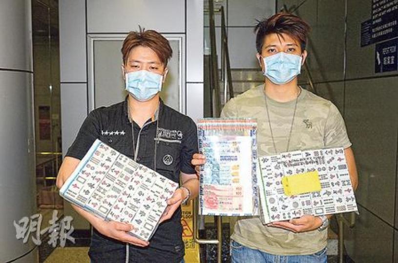 警方搗破葵涌區多間非法麻將館,把麻將及現金等證物檢走調查。 (蔡方山攝) 警方搗破葵涌區多間非法麻將館,把麻將及現金等證物檢走調查。 (蔡方山攝)