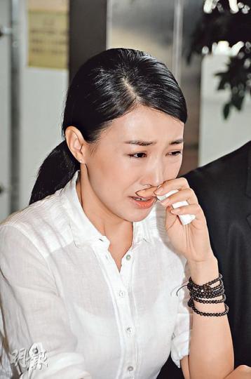 馬賽因艷舞片段曝光形象受損,被無綫無限期暫停工作,她談起事件三度傷心落淚。(攝影﹕鍾偉茵、劉永銳)馬賽哭訴自己愛一個人時無戒心,盡量滿足對方要求,自覺真的好傻。(攝影﹕鍾偉茵、劉永銳)馬賽離開電視城時,向傳媒合十鞠躬表示謝意。(攝影﹕鍾偉茵、劉永銳)馬賽昨日返電視城受傳媒追訪,她心情沉重,在曾醒明及保安護送下離開。(攝影﹕鍾偉茵、劉永銳)馬賽昨午見完樂易玲後,由企業傳訊部副總監曾醒明陪同會見傳媒剖白心情。(攝影﹕鍾偉茵、劉永銳) 馬賽因艷舞片段曝光形象受損,被無綫無限期暫停工作,她談起事件三度傷心落淚。(攝影﹕鍾偉茵、劉永銳)馬賽哭訴自己愛一個人時無戒心,盡量滿足對方要求,自覺真的好傻。(攝影﹕鍾偉茵、劉永銳)馬賽離開電視城時,向傳媒合十鞠躬表示謝意。(攝影﹕鍾偉茵、劉永銳)馬賽昨日返電視城受傳媒追訪,她心情沉重,在曾醒明及保安護送下離開。(攝影﹕鍾偉茵、劉永銳)馬賽昨午見完樂易玲後,由企業傳訊部副總監曾醒明陪同會見傳媒剖白心情。(攝影﹕鍾偉茵、劉永銳)