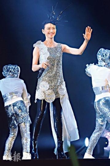 孫燕姿來港舉行演唱會,老公納迪姆愛相隨,非常甜蜜。(攝影:鍾偉茵)納迪姆(前)(攝影:鍾偉茵) 孫燕姿來港舉行演唱會,老公納迪姆愛相隨,非常甜蜜。(攝影:鍾偉茵)納迪姆(前)(攝影:鍾偉茵)