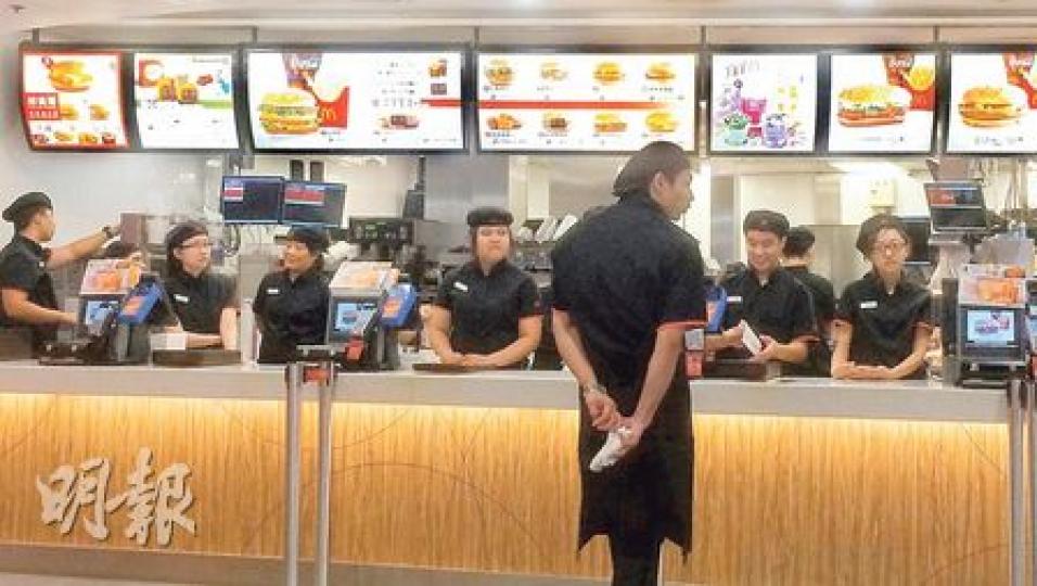 昨午12時金鐘海富中心麥當勞人流疏落,一度無顧客等候,一眾店員只能靜候人客,直到1時才見排隊人龍。(盧翊銘攝) 昨午12時金鐘海富中心麥當勞人流疏落,一度無顧客等候,一眾店員只能靜候人客,直到1時才見排隊人龍。(盧翊銘攝)