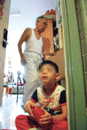 5歲男童(前)透露祖母已是第3次舞刀,又指姊姊曾因太多功課而嚎哭。後為男童的祖父。(鍾炳然攝) 的士司機黃先生(圖)透過手機影像監控家中情况,昨凌晨見到母親舞刀後即報警及趕返家了解。(蔡方山攝) 5歲男童(前)透露祖母已是第3次舞刀,又指姊姊曾因太多功課而嚎哭。後為男童的祖父。(鍾炳然攝) 的士司機黃先生(圖)透過手機影像監控家中情况,昨凌晨見到母親舞刀後即報警及趕返家了解。(蔡方山攝)
