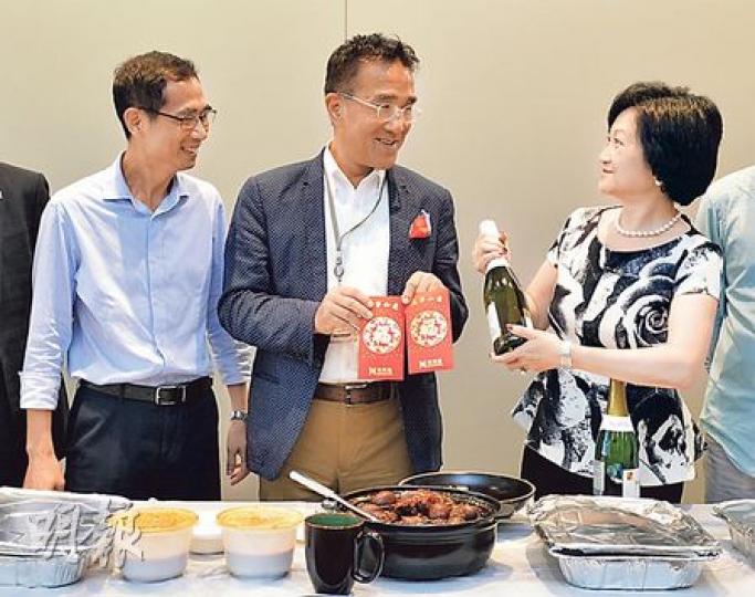 新民黨田北辰近日「連抱龍鳳孫」,噚日傳媒茶敘時,不忘同記者分享喜悅,請食豬腳薑。右為葉劉淑儀。(盧翊銘攝) 新民黨田北辰近日「連抱龍鳳孫」,噚日傳媒茶敘時,不忘同記者分享喜悅,請食豬腳薑。右為葉劉淑儀。(盧翊銘攝)
