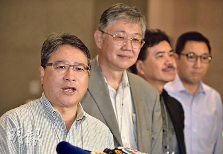 政務司長林鄭月娥昨與「香港政改民意關注組」會面個多小時,成員李華明(左一)會後表示,會上向林太反映早前關注組就政改所做的民意調查結果。圖左二起為關注組成員施永青、陳以誠。(盧翊銘攝) 政務司長林鄭月娥昨與「香港政改民意關注組」會面個多小時,成員李華明(左一)會後表示,會上向林太反映早前關注組就政改所做的民意調查結果。圖左二起為關注組成員施永青、陳以誠。(盧翊銘攝)