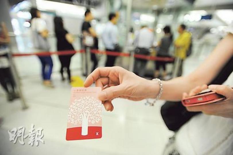 西鐵線周二故障後,港鐵周三開始向所有聲稱受影響的乘客派「愛心單程車票」作補償,連日來吸引大批乘客排隊索取免費票。港鐵事隔3日才發現「派錯票」,今日改為只向當日受影響的西鐵線全日通及全月通乘客派發免費票。(衛永康攝) 西鐵線周二故障後,港鐵周三開始向所有聲稱受影響的乘客派「愛心單程車票」作補償,連日來吸引大批乘客排隊索取免費票。港鐵事隔3日才發現「派錯票」,今日改為只向當日受影響的西鐵線全日通及全月通乘客派發免費票。(衛永康攝)