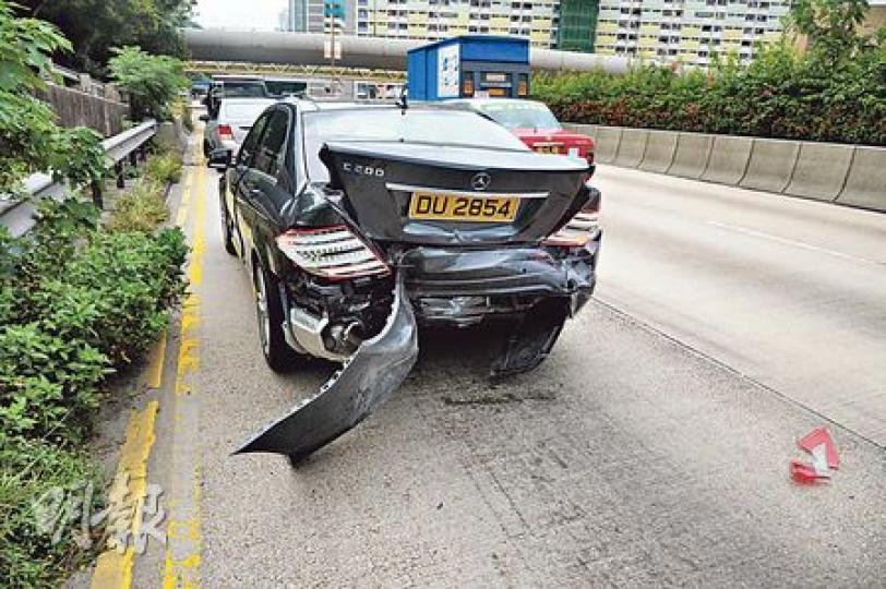 捱撞的平治房車車尾受損,車尾箱門掀起,泵把亦鬆脫。(蔡方山攝) 駕駛簇新平治房車捱撞的西醫鄧森如,事後並無受傷,在場等候警員調查。(蔡方山攝) 捱撞的平治房車車尾受損,車尾箱門掀起,泵把亦鬆脫。(蔡方山攝) 駕駛簇新平治房車捱撞的西醫鄧森如,事後並無受傷,在場等候警員調查。(蔡方山攝)