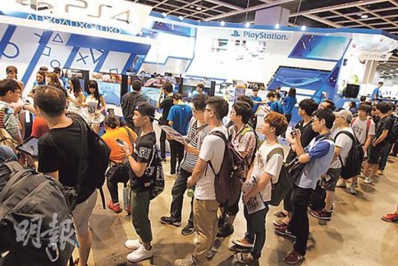 首年參展的遊戲機品牌PlayStation,昨吸引了不少入場人士輪候試玩遊戲及購買遊戲機,大排長龍。(李紹昌攝) 首年參展的遊戲機品牌PlayStation,昨吸引了不少入場人士輪候試玩遊戲及購買遊戲機,大排長龍。(李紹昌攝)