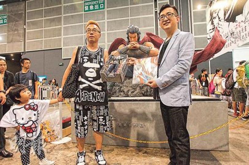 14年來都在動漫節排頭位入場的蔡先生(穿黑背心者),昨拖着女兒到場購買限量《風雲》精品,並獲作者馬榮成親筆簽名。(李紹昌攝) 14年來都在動漫節排頭位入場的蔡先生(穿黑背心者),昨拖着女兒到場購買限量《風雲》精品,並獲作者馬榮成親筆簽名。(李紹昌攝)