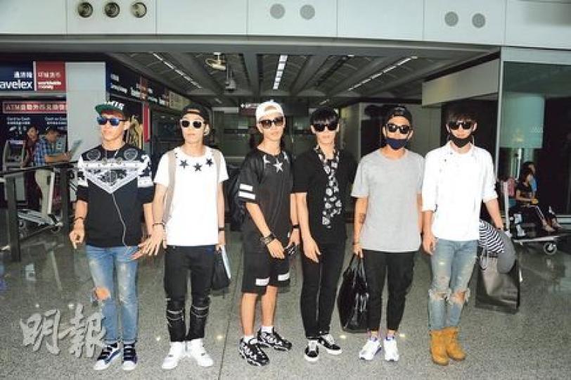 韓團N-SONIC抵港,成員包括金秀賢表弟Zion(左起)、Byul、J.Heart、Sihoo、Black J及Minkee。(攝影/記者﹕陳釗) Zion在機場玩自拍,之後又與粉絲合照,態度親切。(攝影/記者﹕陳釗) 韓團N-SONIC抵港,成員包括金秀賢表弟Zion(左起)、Byul、J.Heart、Sihoo、Black J及Minkee。(攝影/記者﹕陳釗) Zion在機場玩自拍,之後又與粉絲合照,態度親切。(攝影/記者﹕陳釗)