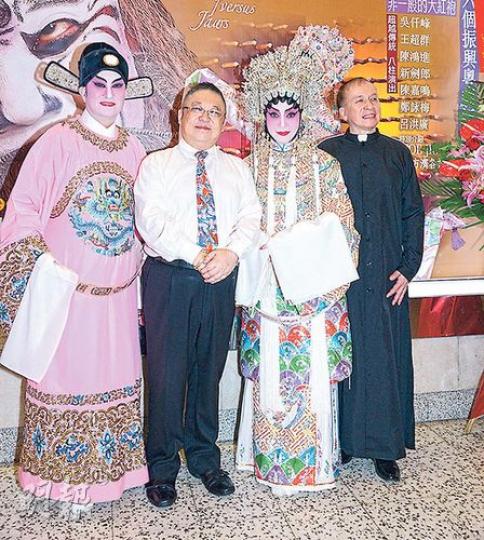 吳仟峰(左起)、李居明、王超群、Joe Junior很開心《海瑞鬥嚴嵩》大收旺場。(攝影﹕娛樂組) 吳仟峰(左起)、李居明、王超群、Joe Junior很開心《海瑞鬥嚴嵩》大收旺場。(攝影﹕娛樂組)