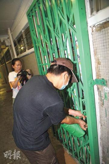 涉嫌將聾啞智障兒子遺棄新加坡的陳父,昨晚返回坪石邨寓所時未有回答記者提問。(伍浦鋒攝) 涉嫌將聾啞智障兒子遺棄新加坡的陳父,昨晚返回坪石邨寓所時未有回答記者提問。(伍浦鋒攝)