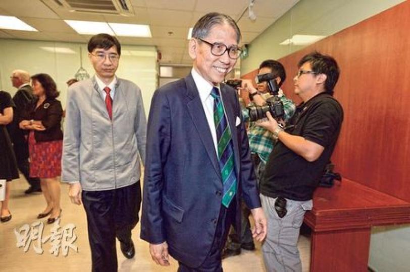 港大校委會昨日召開特別會議,會後校委會主席梁智鴻(前)表示,全體委員同意繼續推動深圳醫院項目,但未有透露深圳市政府何時可歸還港大墊支了2億元的款項。梁後面的為校委會委員兼港大醫學院微生物學系主任袁國勇。(鄧宗弘攝)港大校長馬斐森(右)昨日有出席校委會的特別會議,會後他指校方為港大深圳醫院的營運作恒常檢討,是適當及有需要的安排,並會抓緊此計劃所提供的機遇,與深圳市政府繼續合作及處理相關風險。(鄧宗弘攝) 港大校委會昨日召開特別會議,會後校委會主席梁智鴻(前)表示,全體委員同意繼續推動深圳醫院項目,但未有透露深圳市政府何時可歸還港大墊支了2億元的款項。梁後面的為校委會委員兼港大醫學院微生物學系主任袁國勇。(鄧宗弘攝)港大校長馬斐森(右)昨日有出席校委會的特別會議,會後他指校方為港大深圳醫院的營運作恒常檢討,是適當及有需要的安排,並會抓緊此計劃所提供的機遇,與深圳市政府繼續合作及處理相關風險。(鄧宗弘攝)