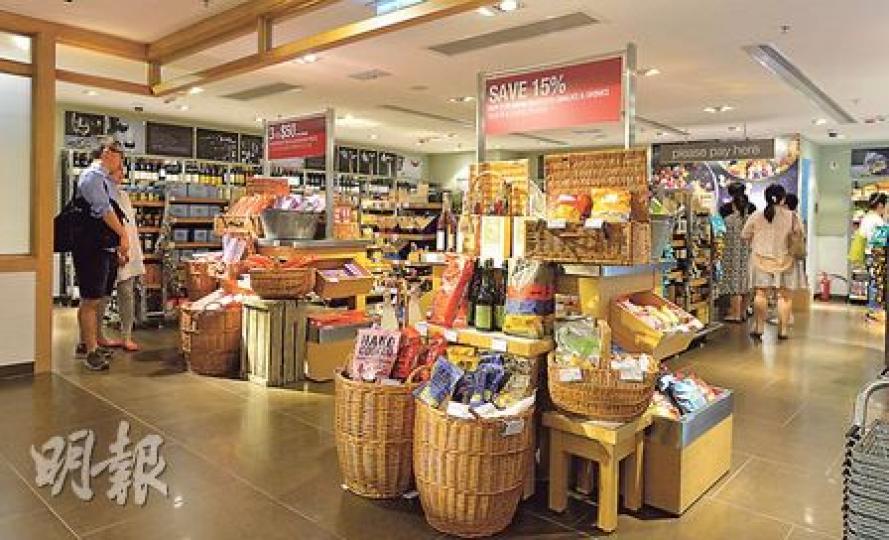 香港馬莎採用被英國《衛報》揭發衛生欠佳的「2 Sisters Food Group」雞肉,製作數款三交治及沙律。雖然雞似來源地並非報道所指同一工場,但為審慎起見,馬莎已主動停售有關食品,並把庫存的0.5公噸雞肉交予食物安全中心封存。圖為香港馬莎店面情况。(鄧宗弘攝) 香港馬莎採用被英國《衛報》揭發衛生欠佳的「2 Sisters Food Group」雞肉,製作數款三交治及沙律。雖然雞似來源地並非報道所指同一工場,但為審慎起見,馬莎已主動停售有關食品,並把庫存的0.5公噸雞肉交予食物安全中心封存。圖為香港馬莎店面情况。(鄧宗弘攝)