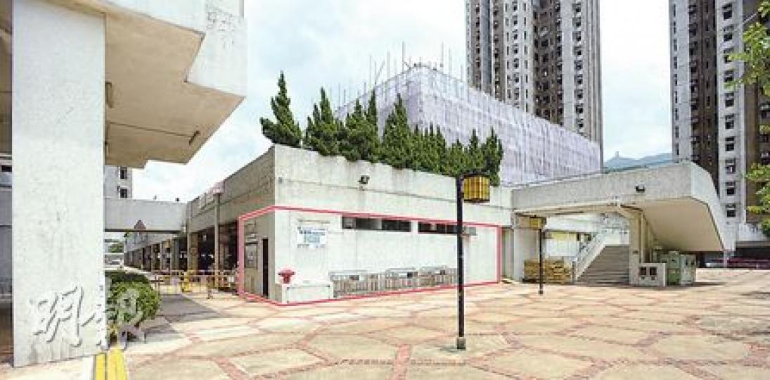 港鐵過去10年一直違反地契,將旗下荃灣綠楊新邨平台儲物房(線框示)改作辦公室出租予荃灣區議員林發耿做辦事處,每年租金約4.5萬元。(余俊亮攝)圖為荃灣區議員林發耿辦事處內貌,看出不原是儲物房。(余俊亮攝) 港鐵過去10年一直違反地契,將旗下荃灣綠楊新邨平台儲物房(線框示)改作辦公室出租予荃灣區議員林發耿做辦事處,每年租金約4.5萬元。(余俊亮攝)圖為荃灣區議員林發耿辦事處內貌,看出不原是儲物房。(余俊亮攝)