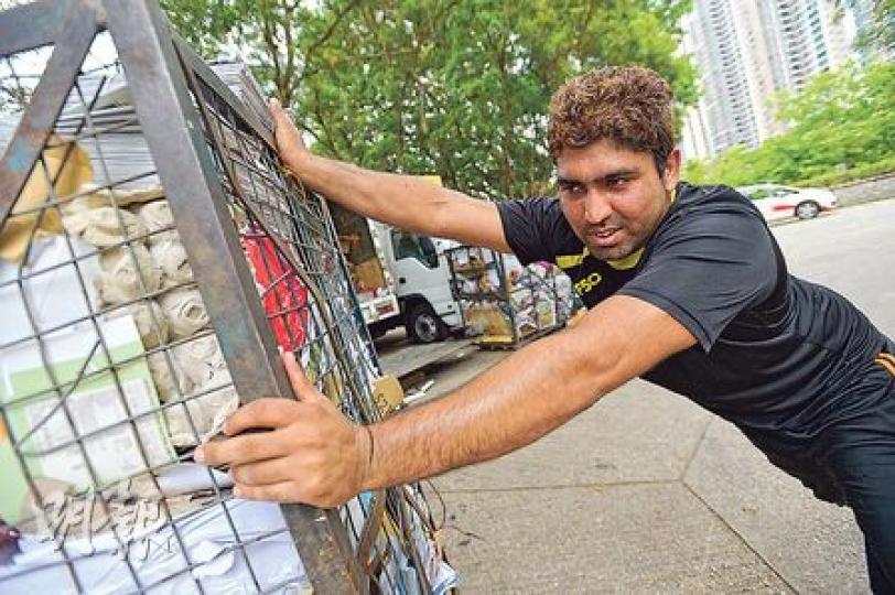 巴基斯坦裔的Mohammad Sajjad(圖)來港15年,為自己取名「阿成」,能說流利廣東話,但早前涉及傷人案被捕,警方因未能找到傳譯員,令他被扣留25小時才獲准保釋,至今未落口供。(鄧宗弘攝) 巴基斯坦裔的Mohammad Sajjad(圖)來港15年,為自己取名「阿成」,能說流利廣東話,但早前涉及傷人案被捕,警方因未能找到傳譯員,令他被扣留25小時才獲准保釋,至今未落口供。(鄧宗弘攝)