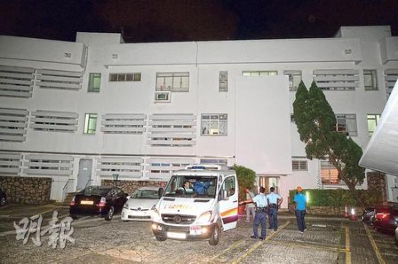 港島西區摩星嶺道安利別墅前晚有兩個單位揭發遭爆竊,警員事後到場調查。 (蔡方山攝) 港島西區摩星嶺道安利別墅前晚有兩個單位揭發遭爆竊,警員事後到場調查。 (蔡方山攝)