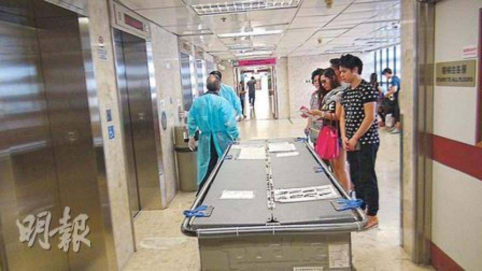 拖頭司機李錫明搶救4天後傷重不治,遺體(前)由病房運往殮房,其兒子(黑衫)及親友站於電梯大堂目送最後一程。(林智傑攝)李錫明的兒子李浩正後表示,爸爸入院後一直很堅強,最終安詳離世。(林智傑攝) 拖頭司機李錫明搶救4天後傷重不治,遺體(前)由病房運往殮房,其兒子(黑衫)及親友站於電梯大堂目送最後一程。(林智傑攝)李錫明的兒子李浩正後表示,爸爸入院後一直很堅強,最終安詳離世。(林智傑攝)