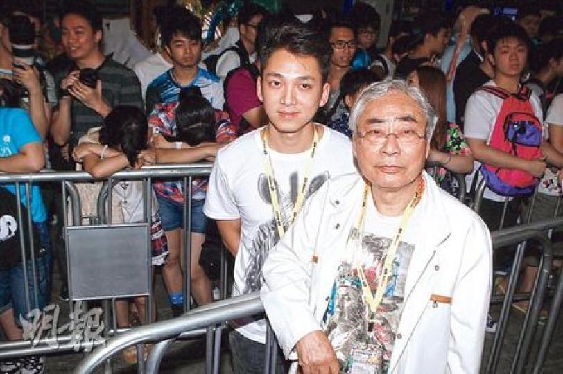 林建名與兒子林孝信現身即成為焦點。(攝影﹕娛樂組)林建名一提到何傲兒,即拎紙巾出來抹眼水。(攝影﹕娛樂組)何傲兒(攝影﹕娛樂組) 林建名與兒子林孝信現身即成為焦點。(攝影﹕娛樂組)林建名一提到何傲兒,即拎紙巾出來抹眼水。(攝影﹕娛樂組)何傲兒(攝影﹕娛樂組)