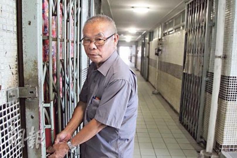 75歲的鍾孝平表示,他與妻子沒有工作,加上妻子患癌長期在家休養,每月他只倚靠兒子的家用及長者生活津貼為生,房委會在9月加租一成後,對他構成更大經濟壓力。(林俊源攝) 75歲的鍾孝平表示,他與妻子沒有工作,加上妻子患癌長期在家休養,每月他只倚靠兒子的家用及長者生活津貼為生,房委會在9月加租一成後,對他構成更大經濟壓力。(林俊源攝)