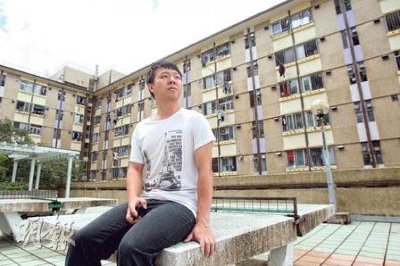 24歲的黎明禮現居深水埗一個200多平方呎公屋單位,他坦言從未有想過買居屋或私樓,反而希望繼續住公屋,並指不想為了買樓而要欠下一身樓債。(林俊源攝) 24歲的黎明禮現居深水埗一個200多平方呎公屋單位,他坦言從未有想過買居屋或私樓,反而希望繼續住公屋,並指不想為了買樓而要欠下一身樓債。(林俊源攝)