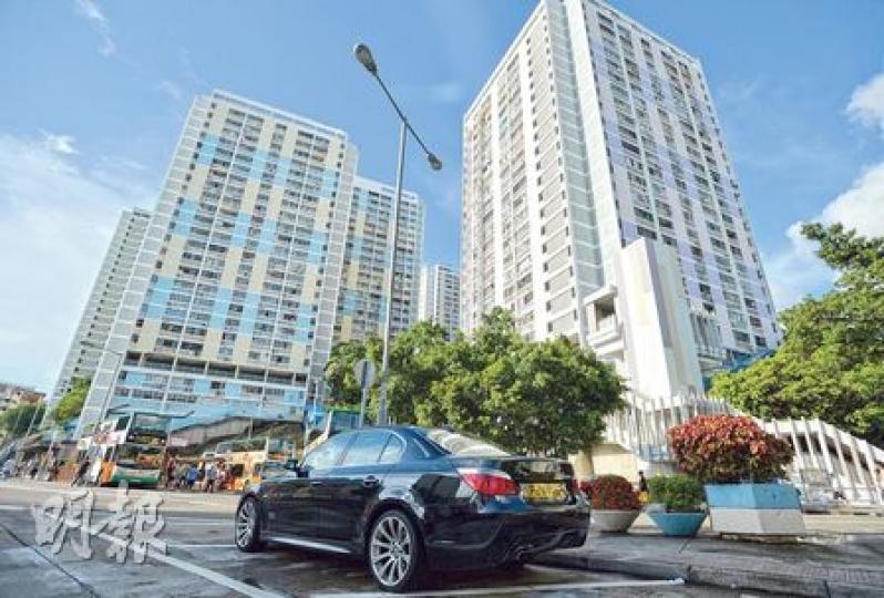 房委會數據顯示目前公屋輪候冊有24.81萬人,但統計處調查揭示,今年首季有4.39萬戶公屋住戶月入達4萬元或以上,但公屋富戶數目卻不增反跌,令人質疑政策成效。圖為香港仔華富邨。(盧翊銘攝) 房委會數據顯示目前公屋輪候冊有24.81萬人,但統計處調查揭示,今年首季有4.39萬戶公屋住戶月入達4萬元或以上,但公屋富戶數目卻不增反跌,令人質疑政策成效。圖為香港仔華富邨。(盧翊銘攝)