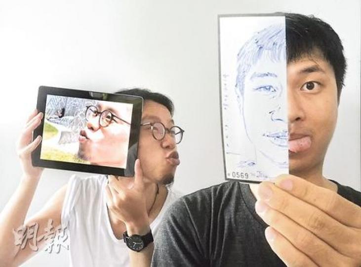 畫家袁浩霖(Geeio,左)及攝影師郭宇謙(Joey,右)初次相遇,先來個見面禮,替對方掃描人像及拍照,然後交換作品,讓記者替他們合照。(余俊亮攝) 畫家袁浩霖(Geeio,左)及攝影師郭宇謙(Joey,右)初次相遇,先來個見面禮,替對方掃描人像及拍照,然後交換作品,讓記者替他們合照。(余俊亮攝)
