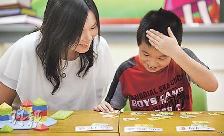 馮太參考支援小組建議,在家中引導兒子學習造句,兩人關係變得密切。 (余俊亮攝) 馮太參考支援小組建議,在家中引導兒子學習造句,兩人關係變得密切。 (余俊亮攝)