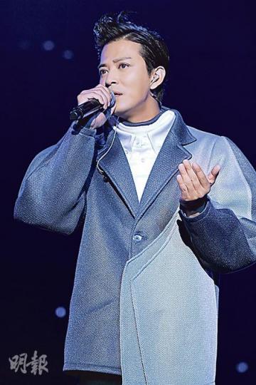 已結婚生仔的陳曉東以木偶王子Look配飛機頭演唱。(攝影﹕娛樂組)演唱會開始前,達明一派、關淑怡、湯寶如等一起默哀。(攝影﹕娛樂組) 已結婚生仔的陳曉東以木偶王子Look配飛機頭演唱。(攝影﹕娛樂組)演唱會開始前,達明一派、關淑怡、湯寶如等一起默哀。(攝影﹕娛樂組)