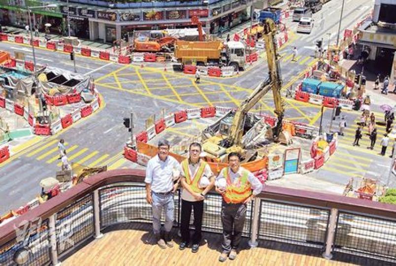 俊和副主席彭一庭(中)指出,觀塘港鐵延線黃埔站的建造費用,已經由早年中標時的合約價8億元,增加至超過10億元。(李澤彤攝) 俊和副主席彭一庭(中)指出,觀塘港鐵延線黃埔站的建造費用,已經由早年中標時的合約價8億元,增加至超過10億元。(李澤彤攝)