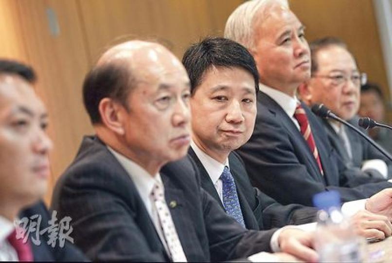 廠商會副會長吳永嘉(左起)、工業總會會長劉展灝、總商會主席彭耀佳、中華總商會會長楊釗,以及地產建設商會主席梁志堅,昨一同召開記者會表明反佔中立場。各人力陳佔中將影響經濟及營商環境,但楊釗表示無法估計佔中實際影響,因未知多少人會參與。(李澤彤攝) 廠商會副會長吳永嘉(左起)、工業總會會長劉展灝、總商會主席彭耀佳、中華總商會會長楊釗,以及地產建設商會主席梁志堅,昨一同召開記者會表明反佔中立場。各人力陳佔中將影響經濟及營商環境,但楊釗表示無法估計佔中實際影響,因未知多少人會參與。(李澤彤攝)