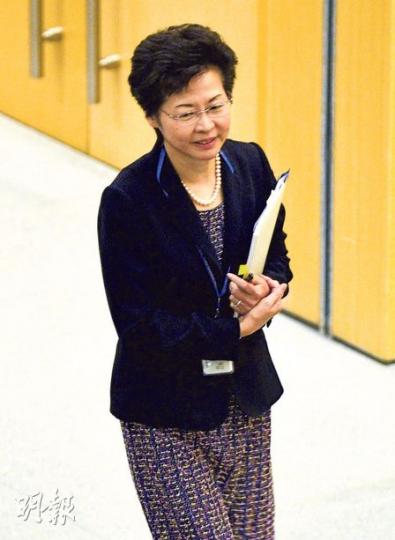政務司長林鄭月娥昨連跑兩場,先後與「保普選反佔中大聯盟」及「18學者方案」發起人會晤,但她會後沒有接受傳媒採訪。(余俊亮攝) 政務司長林鄭月娥昨連跑兩場,先後與「保普選反佔中大聯盟」及「18學者方案」發起人會晤,但她會後沒有接受傳媒採訪。(余俊亮攝)