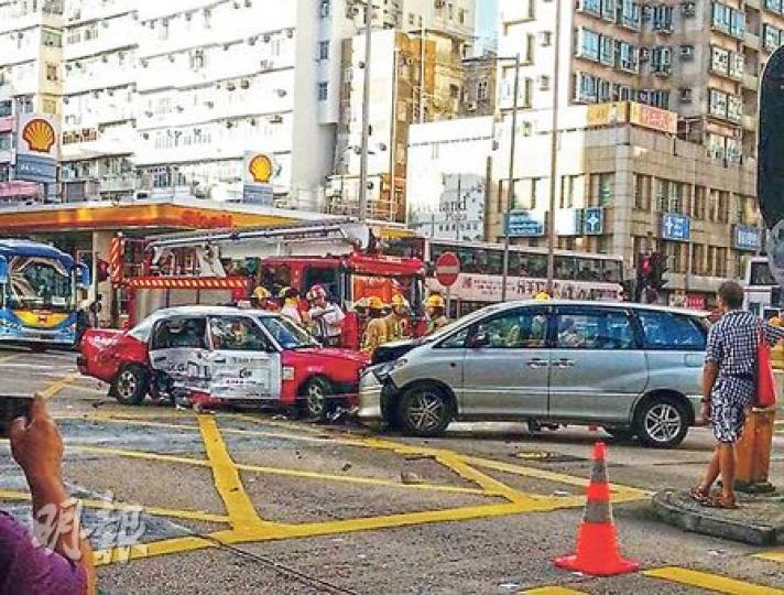 迷幻司機駕駛的七人車,在十字路口攔腰撞向的士右邊車身,的士打轉後兩車頭對頭停下,而在的士打轉時,尾箱蓋彈開,一個車唧拋飛擊中另一輛客貨車。(網民Stepheny Lau攝) 迷幻司機駕駛的七人車,在十字路口攔腰撞向的士右邊車身,的士打轉後兩車頭對頭停下,而在的士打轉時,尾箱蓋彈開,一個車唧拋飛擊中另一輛客貨車。(網民Stepheny Lau攝)